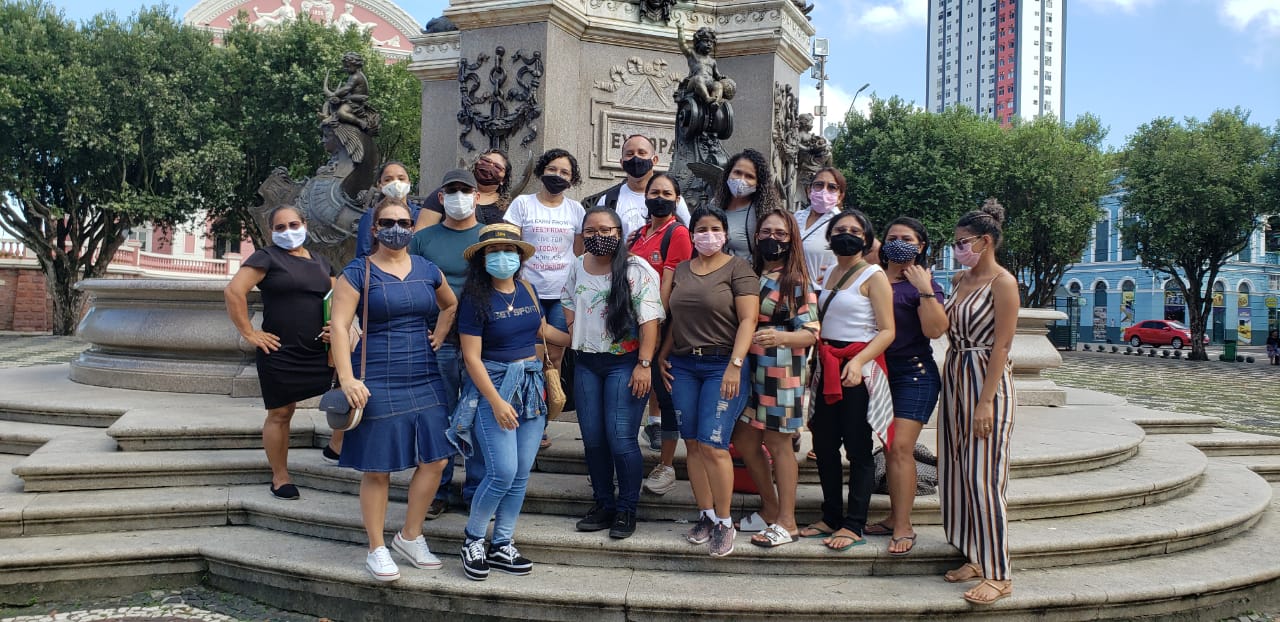 Pedagogia/FBN realiza aula extraclasse em monumentos do centro de Manaus