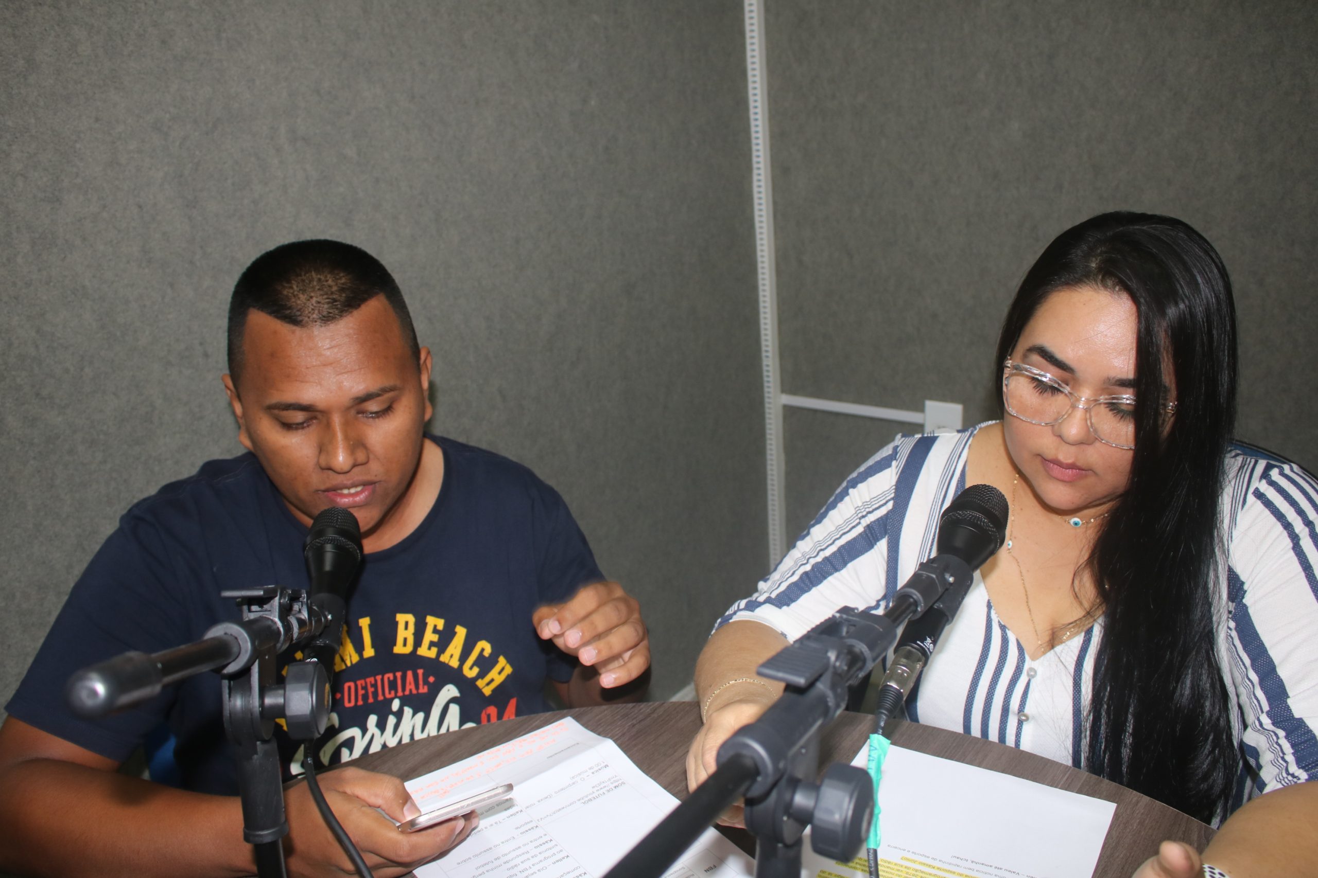 Acadêmicos do Curso de Jornalismo, realizam aula prática no laboratório de rádio da Faculdade Boas Novas