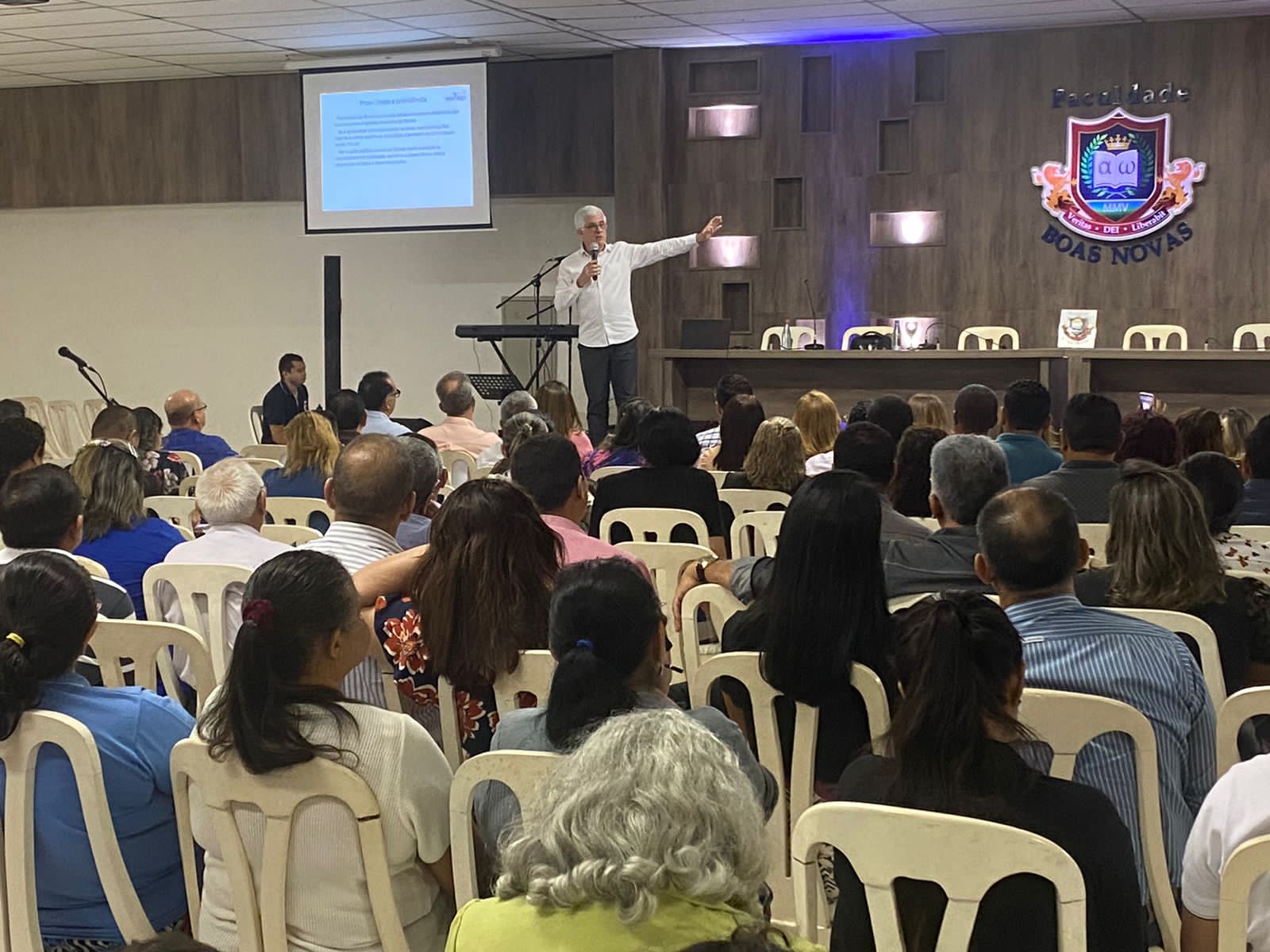 FACULDADE BOAS NOVAS REALIZA PALESTRA SOBRE EDUCAÇÃO CRISTÃ COM DR ROBERTO RINALDI JR