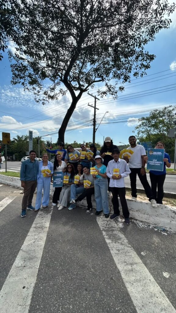 Em meio ao trânsito intenso de Manaus, universitários surpreendem motoristas com livros e transformar semáforo em ponto de incentivo à leitura
